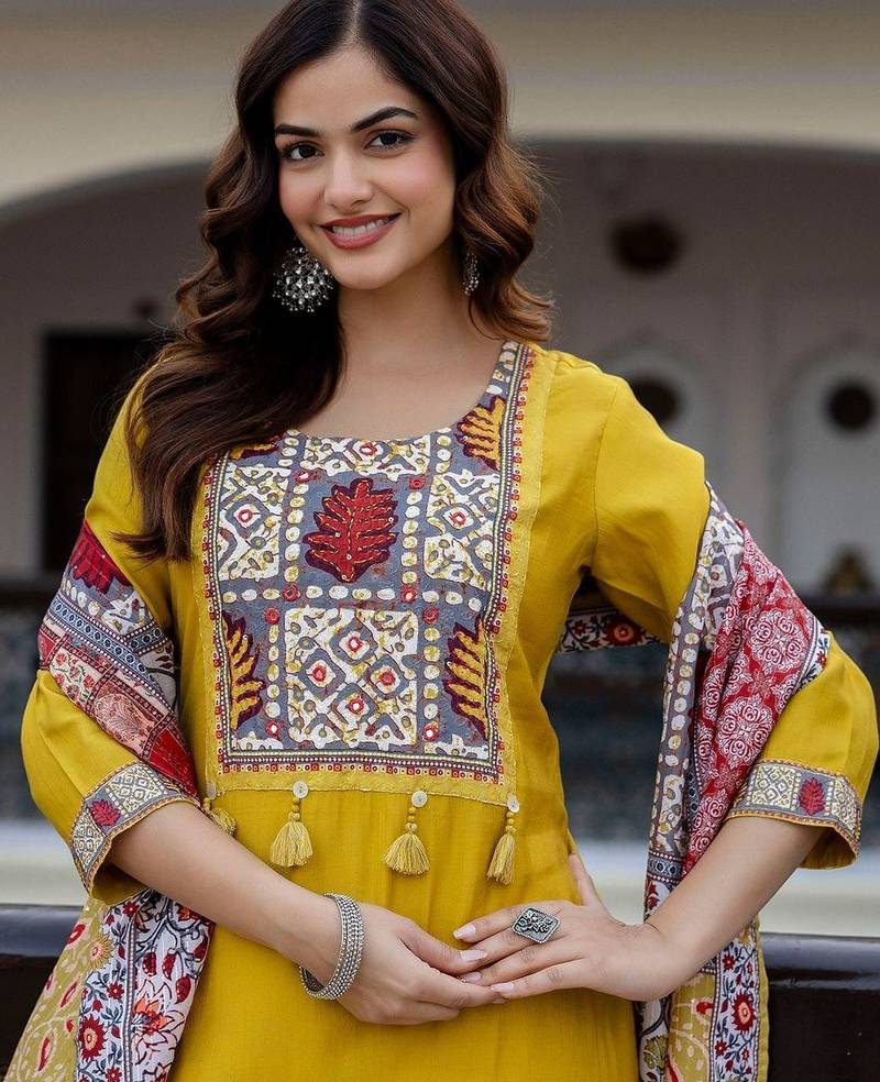 Women Ethnic Motifs Yoke Design Regular Thread Work Kurta with Trousers & With Dupatta
