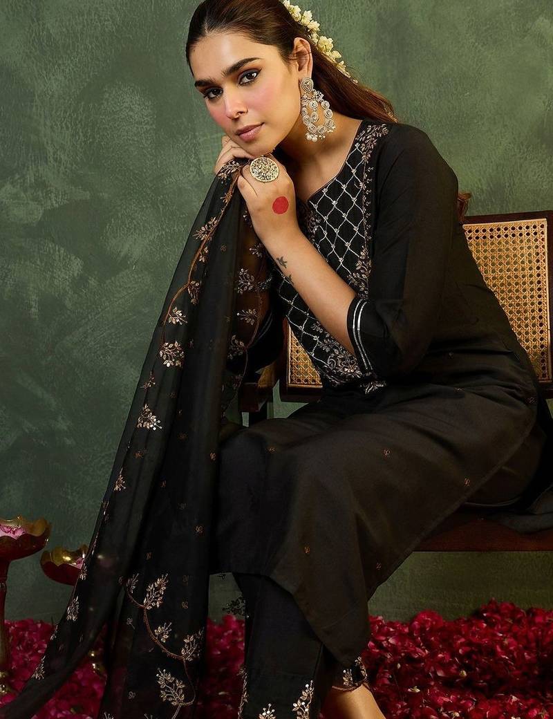 Women Ethnic Motifs Embroidered Regular Thread Work Liva Kurta with Trousers & With Dupatta