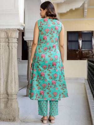 Women Floral Printed Regular Pure Cotton Kurta with Trousers 4