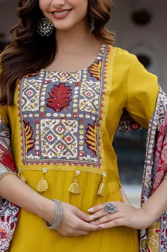 Women Ethnic Motifs Printed Regular Kurta with Trousers & With Dupatta