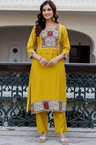 Women Ethnic Motifs Printed Regular Kurta with Trousers & With Dupatta