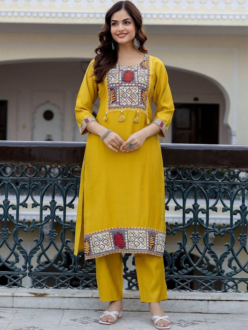 Women Ethnic Motifs Printed Regular Kurta with Trousers & With Dupatta