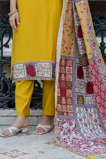 Women Ethnic Motifs Printed Regular Kurta with Trousers & With Dupatta