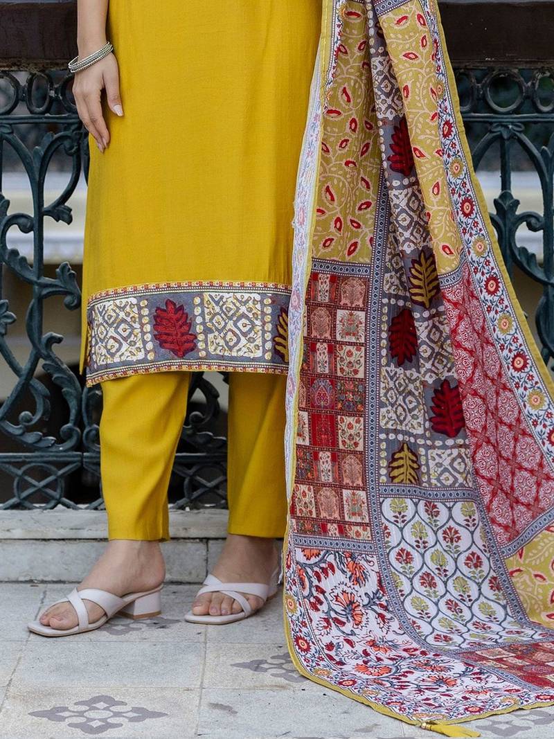 Women Ethnic Motifs Printed Regular Kurta with Trousers & With Dupatta