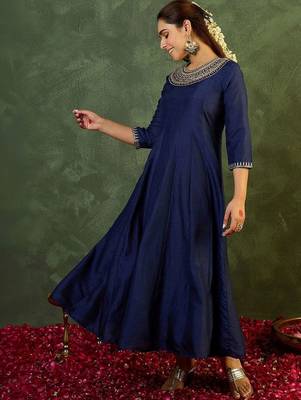 Women Ethnic Motifs Embroidered Panelled Thread Work Kurta with Trousers 1