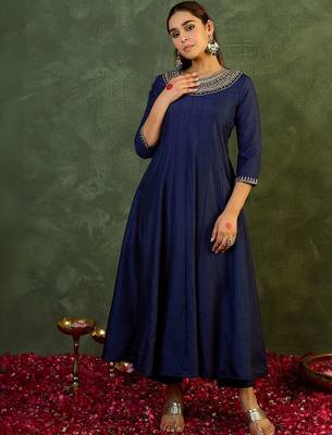 Women Ethnic Motifs Embroidered Panelled Thread Work Kurta with Trousers 4