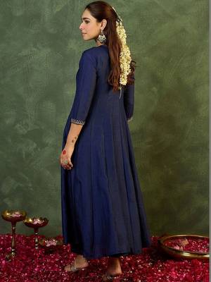 Women Ethnic Motifs Embroidered Panelled Thread Work Kurta with Trousers 5