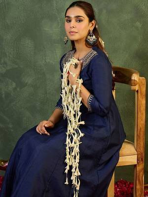Women Ethnic Motifs Embroidered Panelled Thread Work Kurta with Trousers 6