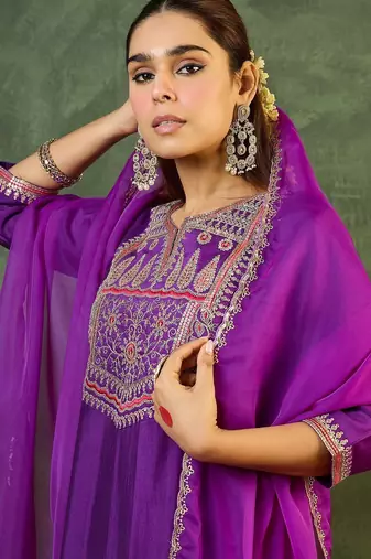Women Motifs Embroidered Regular Thread Work Liva Kurta With Trousers & Dupatta