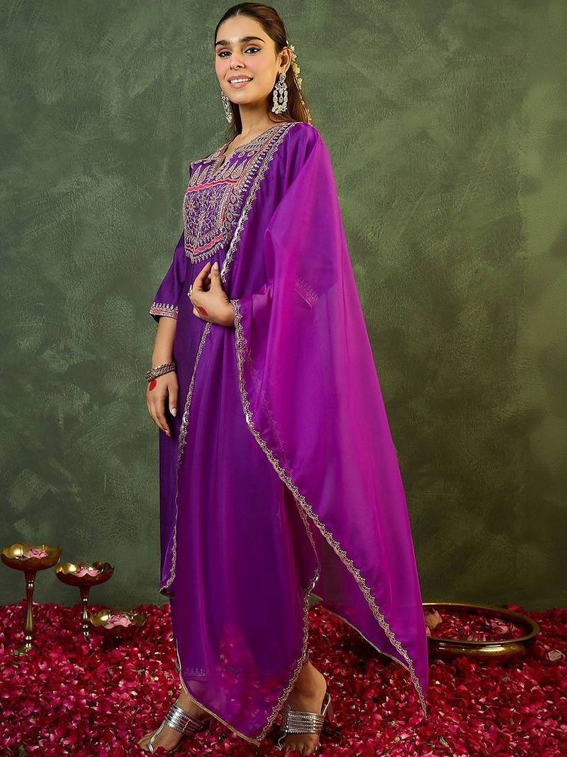 Women Motifs Embroidered Regular Thread Work Liva Kurta With Trousers & Dupatta