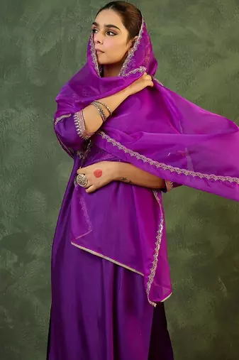 Women Motifs Embroidered Regular Thread Work Liva Kurta With Trousers & Dupatta