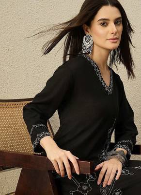 Women Floral Embroidered Regular Thread Work Kurta with Trousers 1