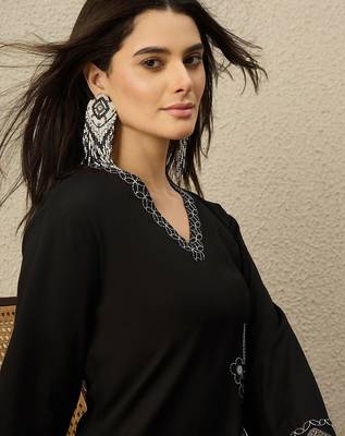 Women Floral Embroidered Regular Thread Work Kurta with Trousers 3