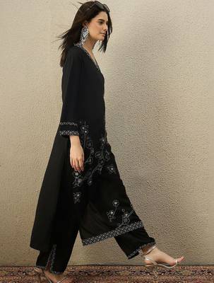 Women Floral Embroidered Regular Thread Work Kurta with Trousers 4