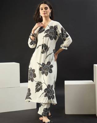 Women Floral Printed Regular Kurta with Trousers 1
