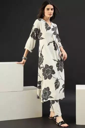 Women Floral Printed Regular Kurta with Trousers