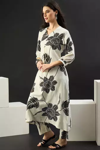 Women Floral Printed Regular Kurta with Trousers