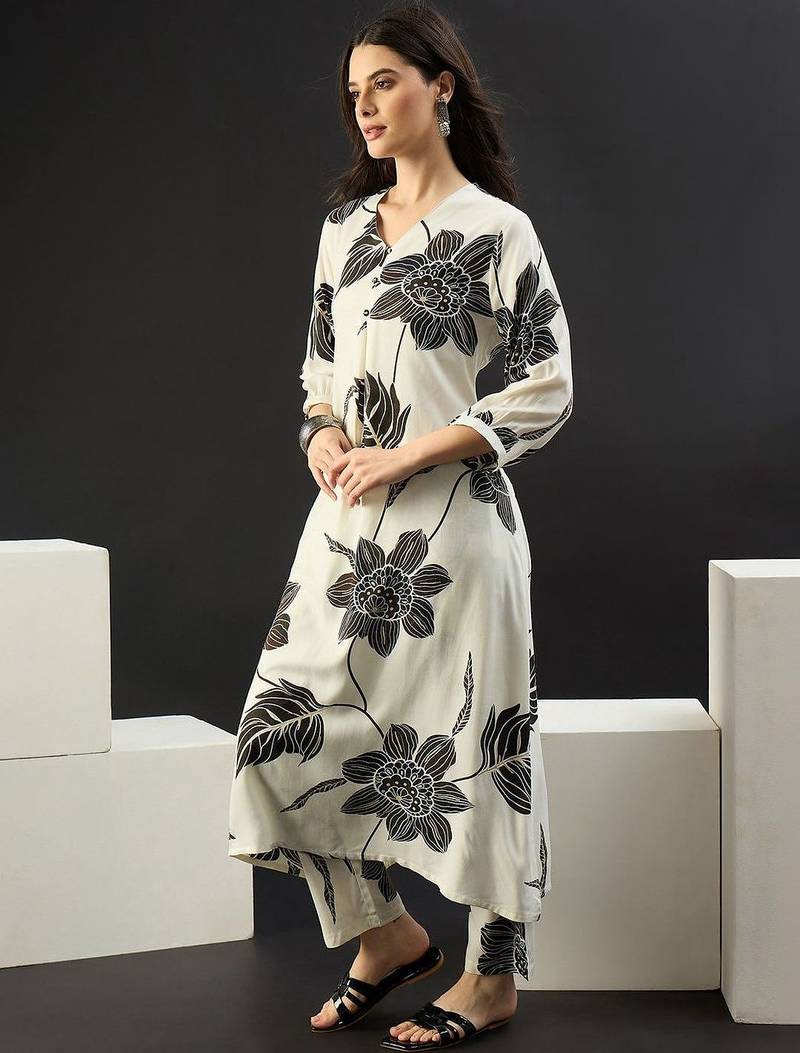 Women Floral Printed Regular Kurta with Trousers