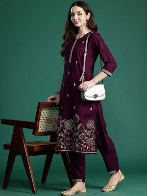 Women Floral Embroidered Regular Thread Work Kurta with Trousers 1