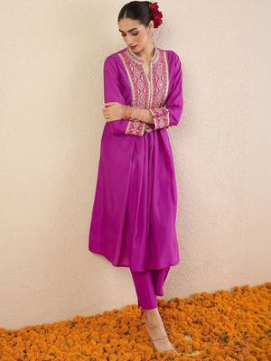 Women Ethnic Motifs Embroidered Panelled Thread Work Kurta with Trousers 1