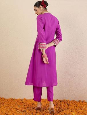Women Ethnic Motifs Embroidered Panelled Thread Work Kurta with Trousers 4