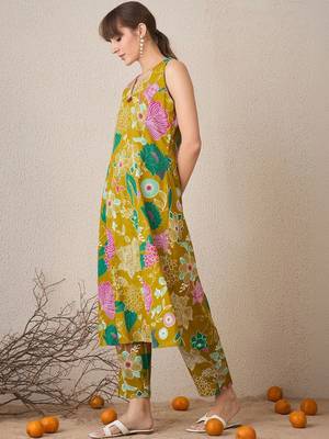 Women Floral Printed Regular Pure Cotton Kurta with Trousers 1