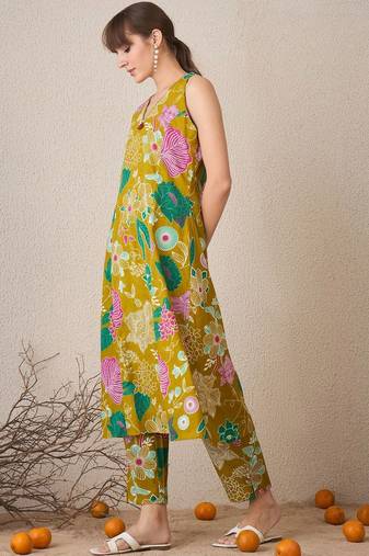 Women Floral Printed Regular Pure Cotton Kurta with Trousers