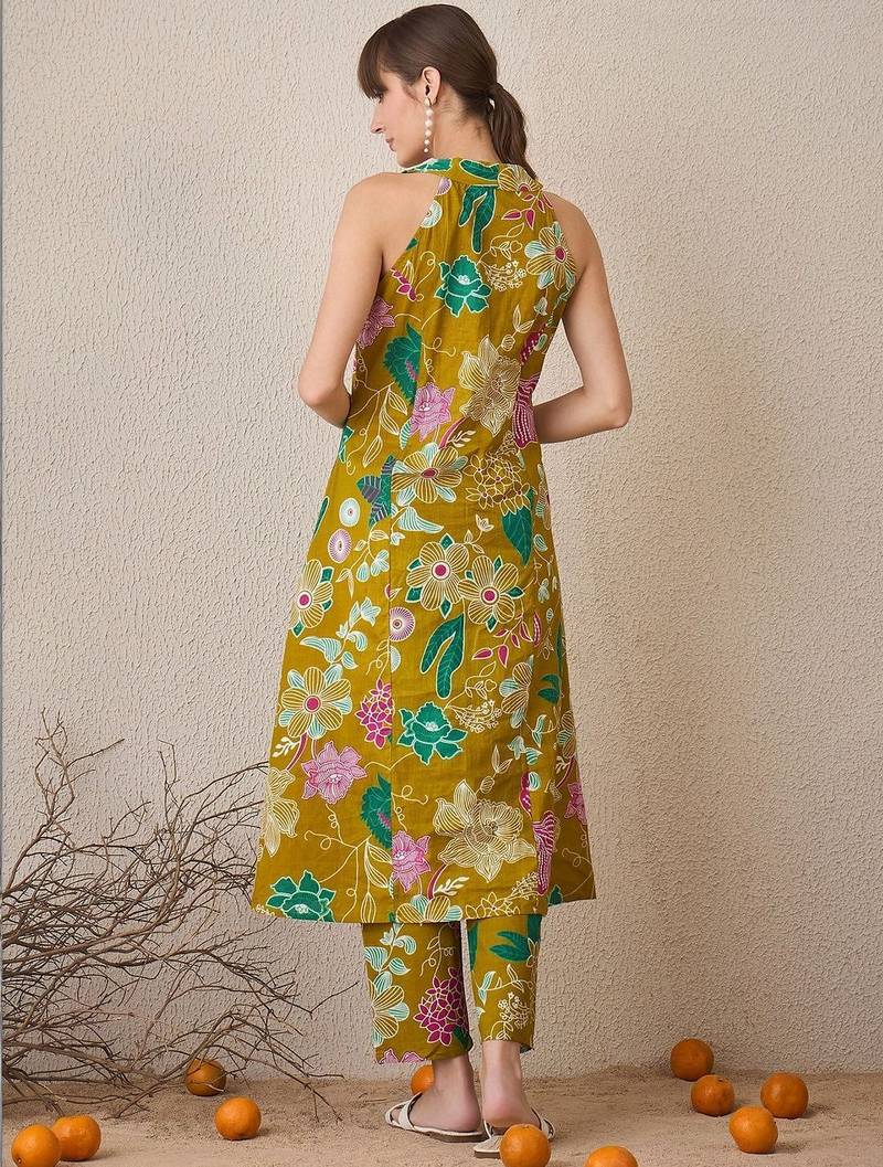 Women Floral Printed Regular Pure Cotton Kurta with Trousers