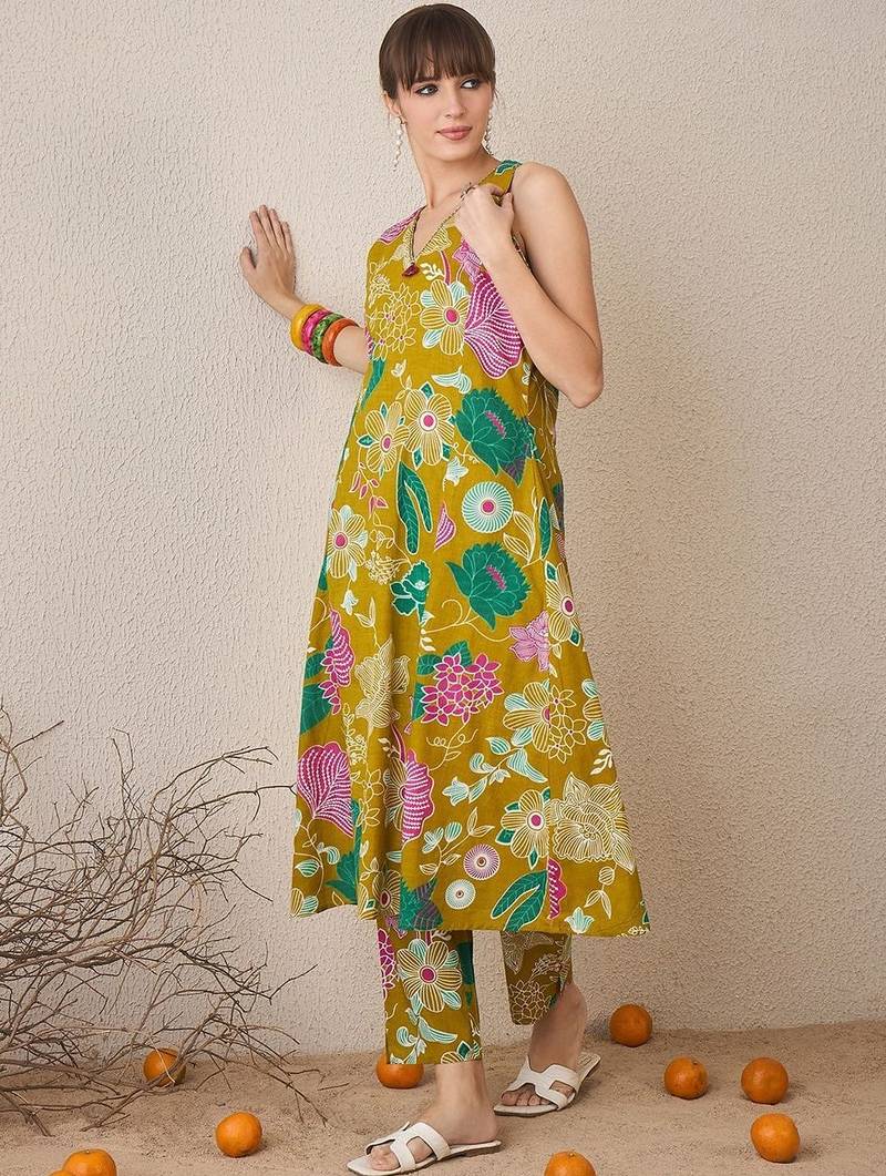Women Floral Printed Regular Pure Cotton Kurta with Trousers
