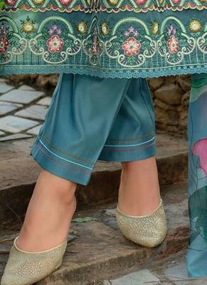 Women Floral Embroidered Regular Thread Work Liva Kurta with Trousers & With Dupatta 2