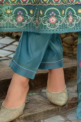 Women Floral Embroidered Regular Thread Work Liva Kurta with Trousers & With Dupatta