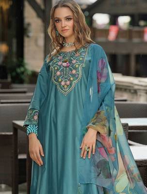 Women Floral Embroidered Regular Thread Work Liva Kurta with Trousers & With Dupatta 3