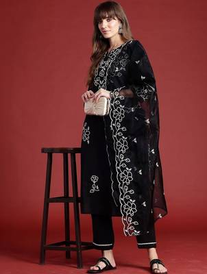 Women Floral Embroidered Regular Thread Work Kurta with Trousers & With Dupatta 1