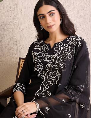 Women Floral Embroidered Regular Thread Work Kurta with Trousers & With Dupatta 2