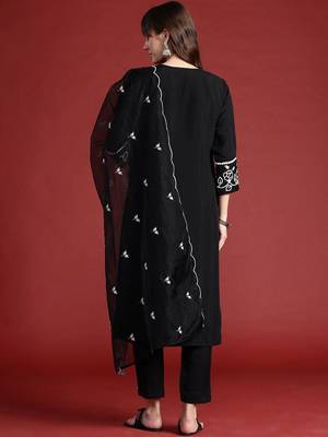 Women Floral Embroidered Regular Thread Work Kurta with Trousers & With Dupatta 4
