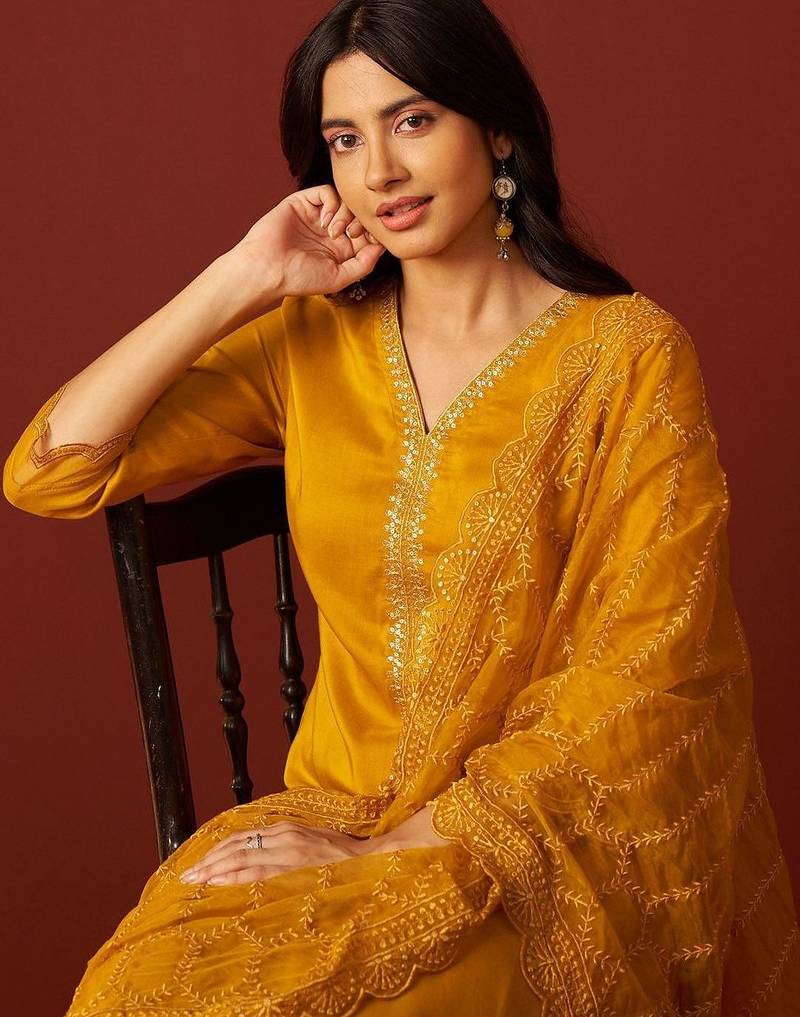 Women Ethnic Motifs Embroidered Regular Thread Work Kurta with Trousers & With Dupatta