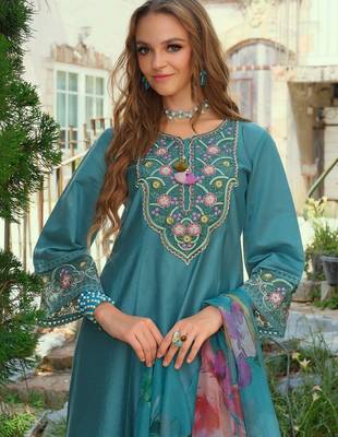 Women Floral Embroidered Regular Thread Work Liva Kurta with Trousers & With Dupatta 2