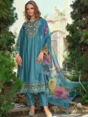Women Floral Embroidered Regular Thread Work Liva Kurta with Trousers & With Dupatta 4