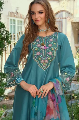 Women Floral Embroidered Regular Thread Work Liva Kurta with Trousers & With Dupatta