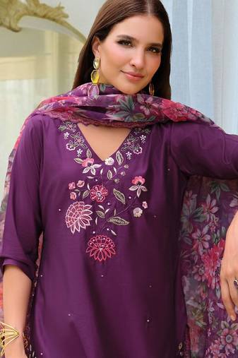 Women Floral Embroidered Regular Thread Work Liva Kurta with Trousers & With Dupatta