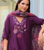 Women Floral Embroidered Regular Thread Work Liva Kurta with Trousers & With Dupatta