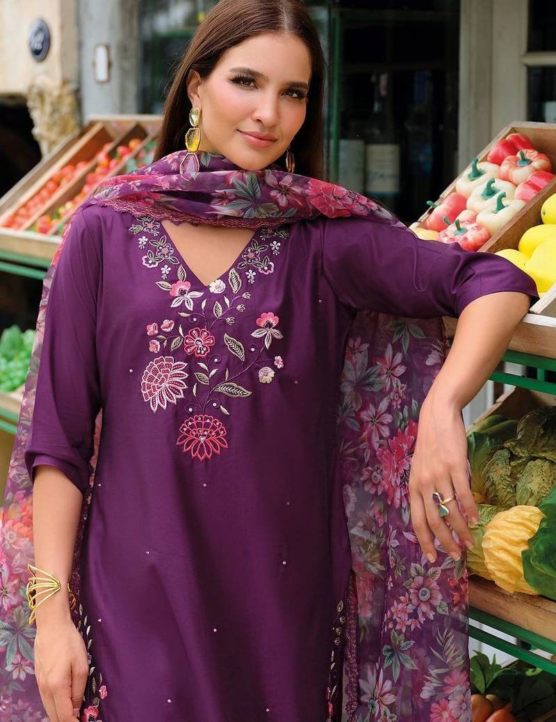 Women Floral Embroidered Regular Thread Work Liva Kurta with Trousers & With Dupatta