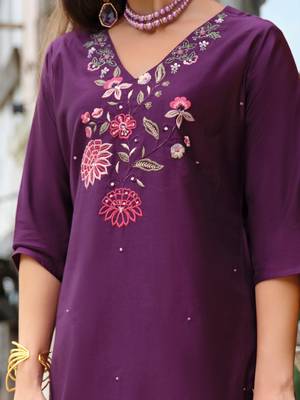 Women Floral Embroidered Regular Thread Work Liva Kurta with Trousers & With Dupatta 3