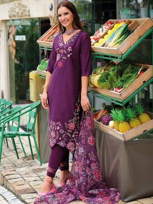 Women Floral Embroidered Regular Thread Work Liva Kurta with Trousers & With Dupatta 5