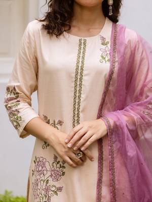 Women Floral Embroidered Regular Thread Work Kurta with Palazzos & With Dupatta 3