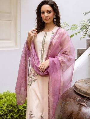 Women Floral Embroidered Regular Thread Work Kurta with Palazzos & With Dupatta 5