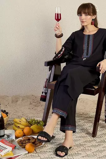 Women Ethnic Motifs Embroidered Regular Thread Work Pure Cotton Kurta with Trousers & With Dupatta
