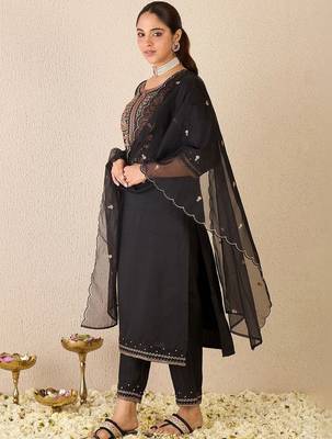 Women Ethnic Motifs Embroidered Regular Thread Work Pure Cotton Kurta with Trousers & With Dupatta 3