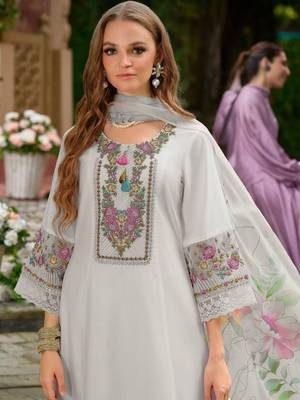 Women Floral Embroidered Regular Thread Work Liva Kurta with Trousers & With Dupatta 2
