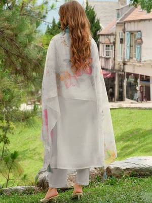 Women Floral Embroidered Regular Thread Work Liva Kurta with Trousers & With Dupatta 3